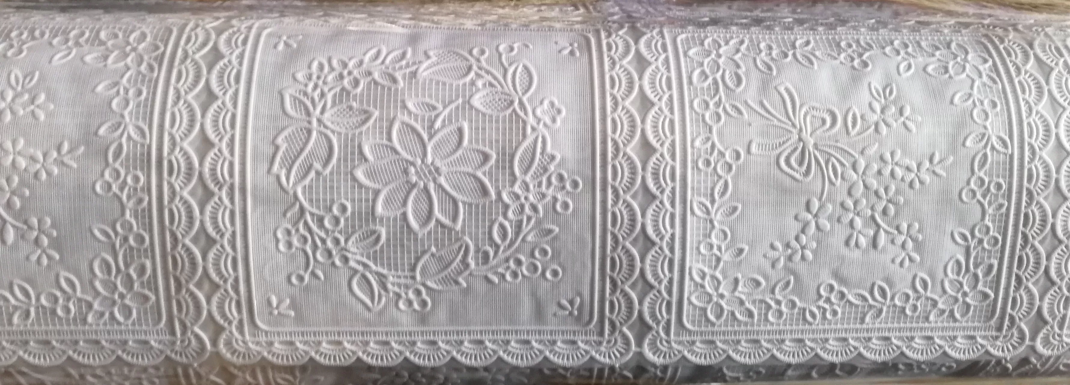 Скатерть ТR-679 белая (138*20)